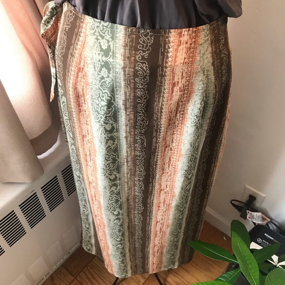 Patterned Wrap Skirt - Picture 3 of 4